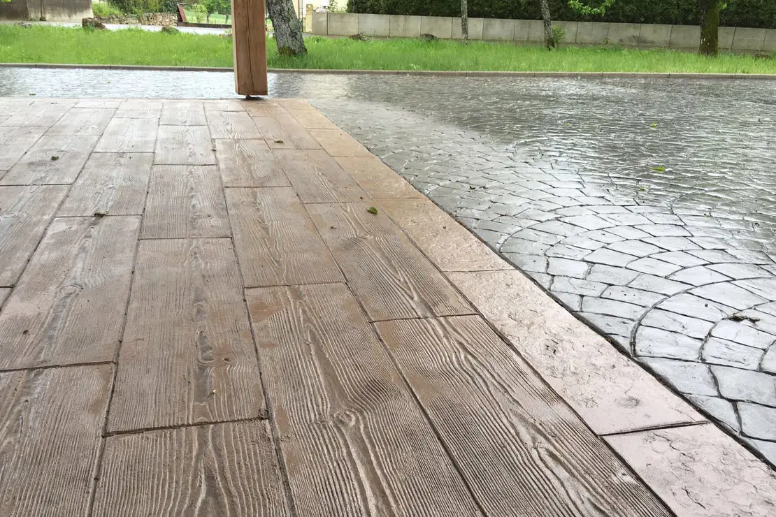 Imitación de hormigón impreso de madera en la zona posterior de un hogar.